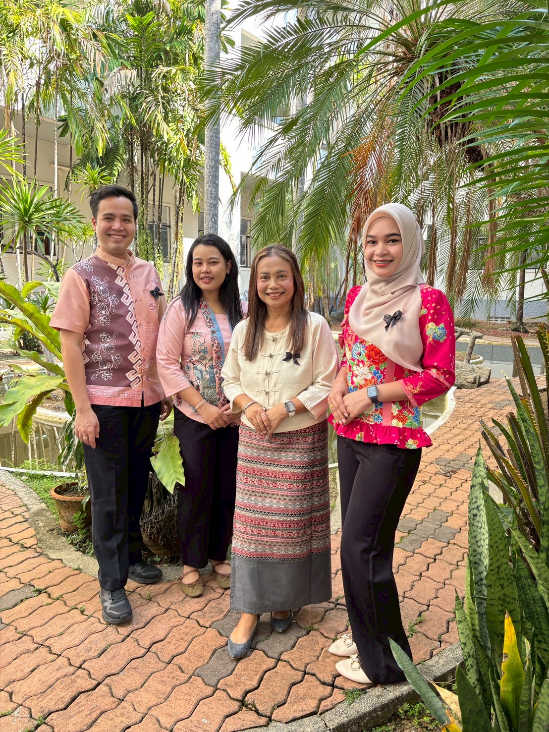 title - ส.ป.ก.สตูล ร่วมแต่งกายชุดไทยสไตล์พื้นถิ่น ภายใต้แนวคิด 